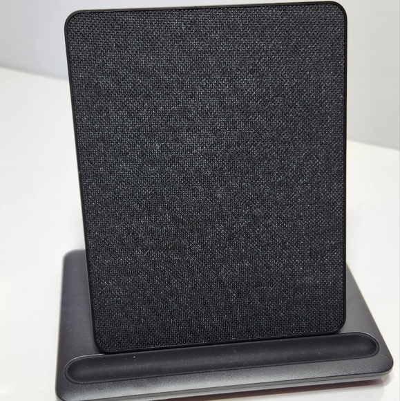 Wireless Charging Dock For Kindle - Picture 2 of 3